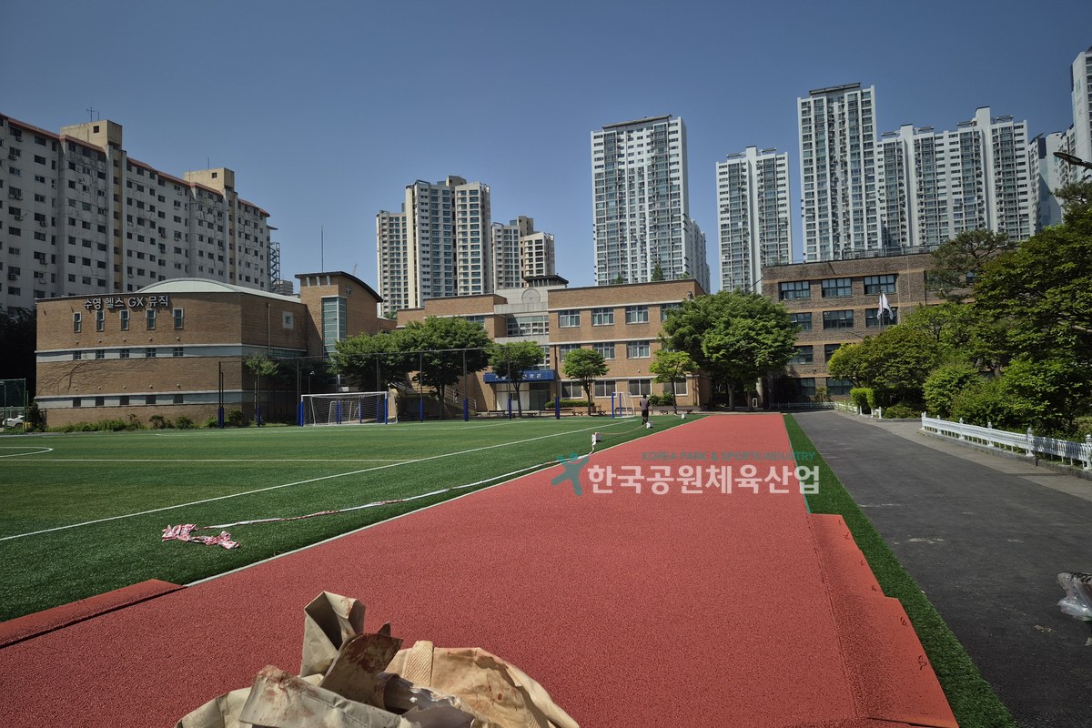 친환경 탄성포장재 표층 마감 작업