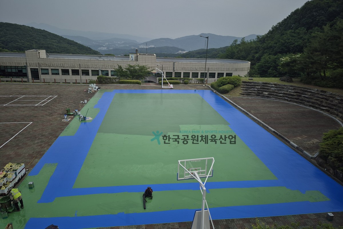 탑코팅 마감 작업 중인 농구장 바닥