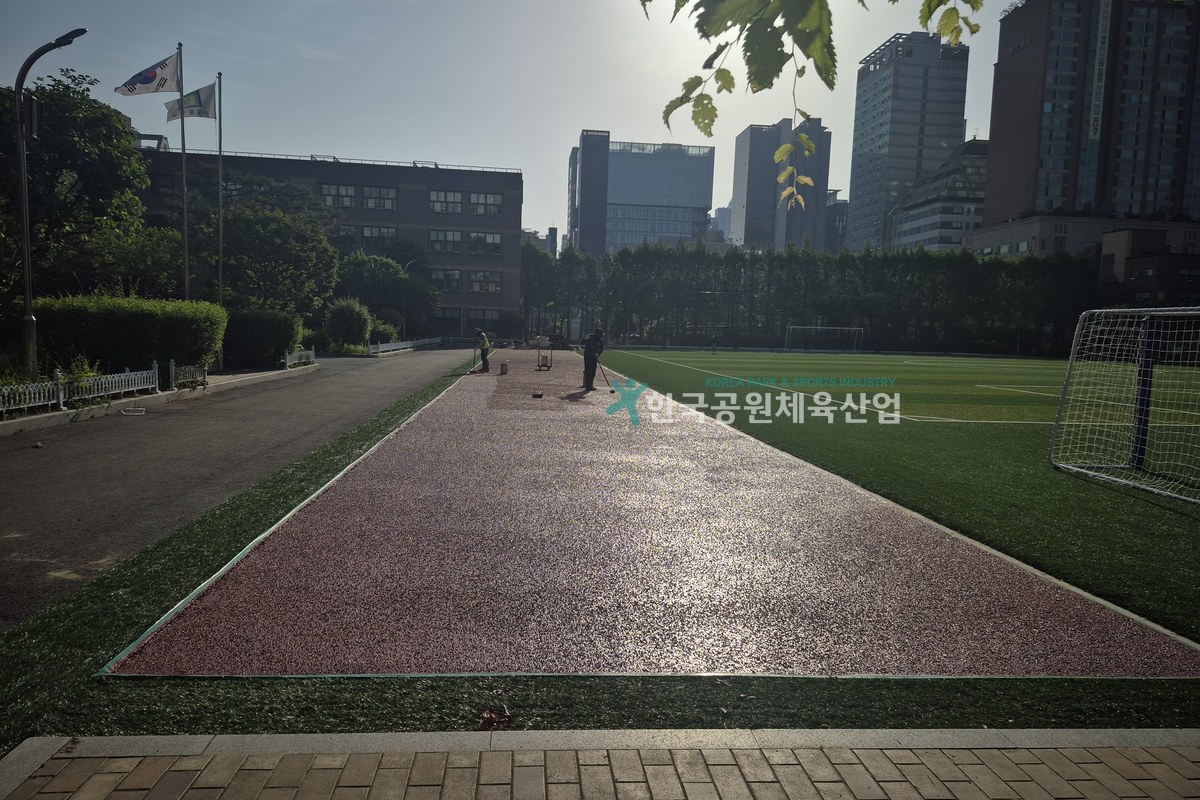 서울 서초구 서일중학교 운동장 탄성포장재 시공 완료 모습