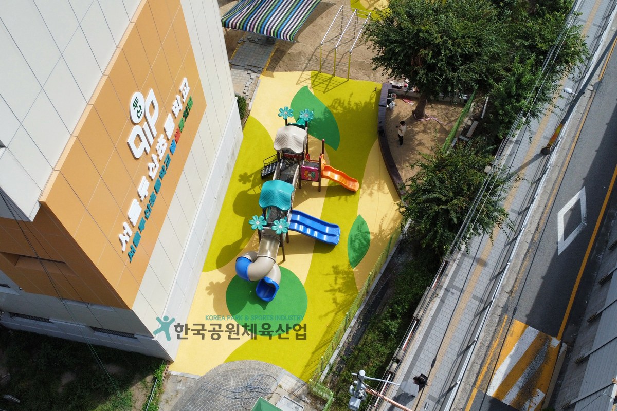 서울두산초등학교병설유치원 놀이터 전체 모습