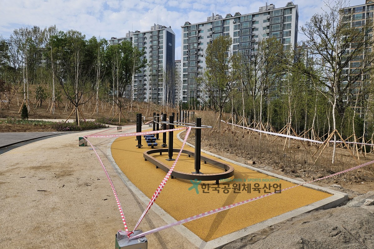 친환경 체육시설 바닥재가 적용된 태봉근린공원 시설물