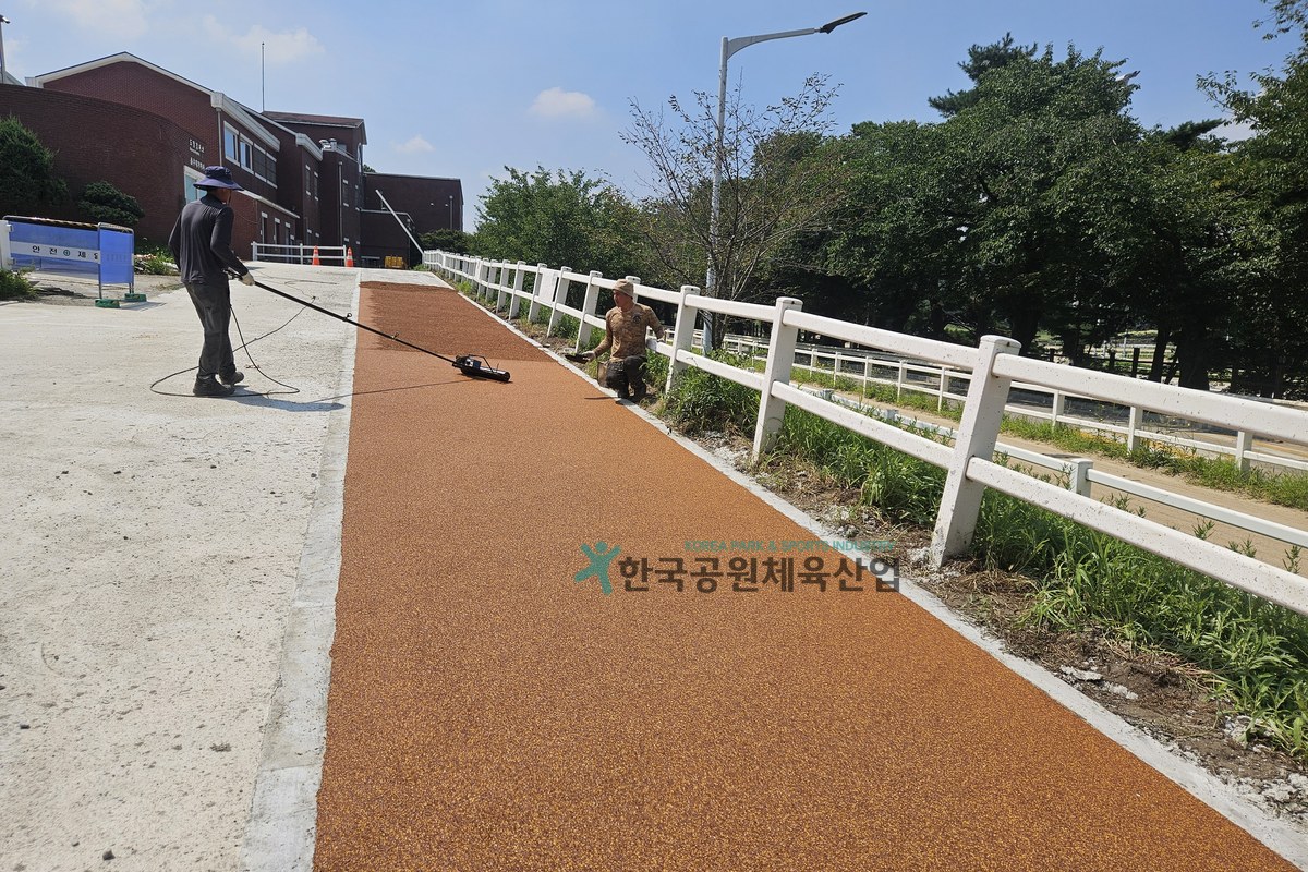 관급자재 납품 현장의 탄성포장재 마감 상태