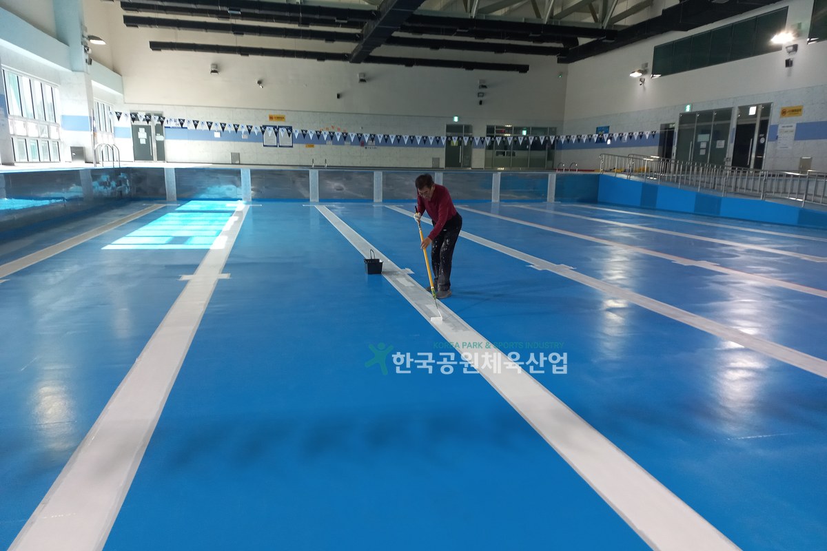 라인마킹 재도장 후 선명해진 경기장 라인