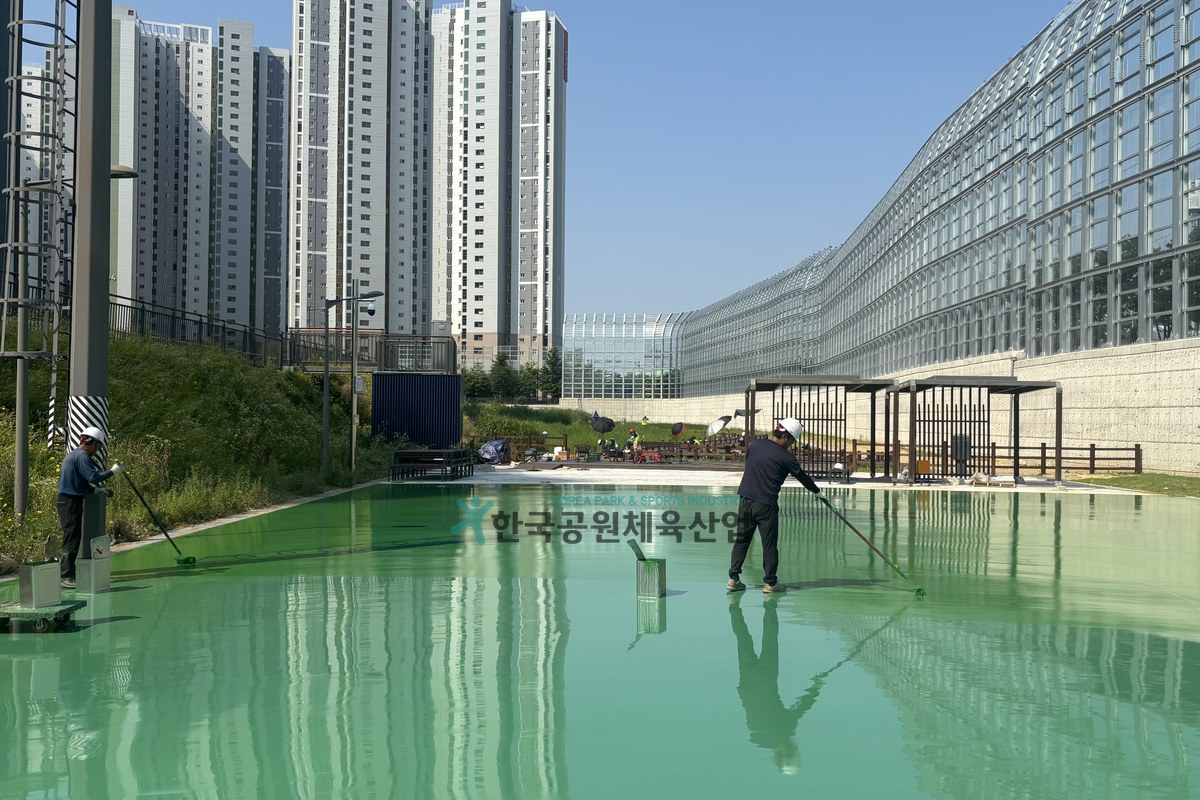 도장공사 작업 중인 시공 인력 모습