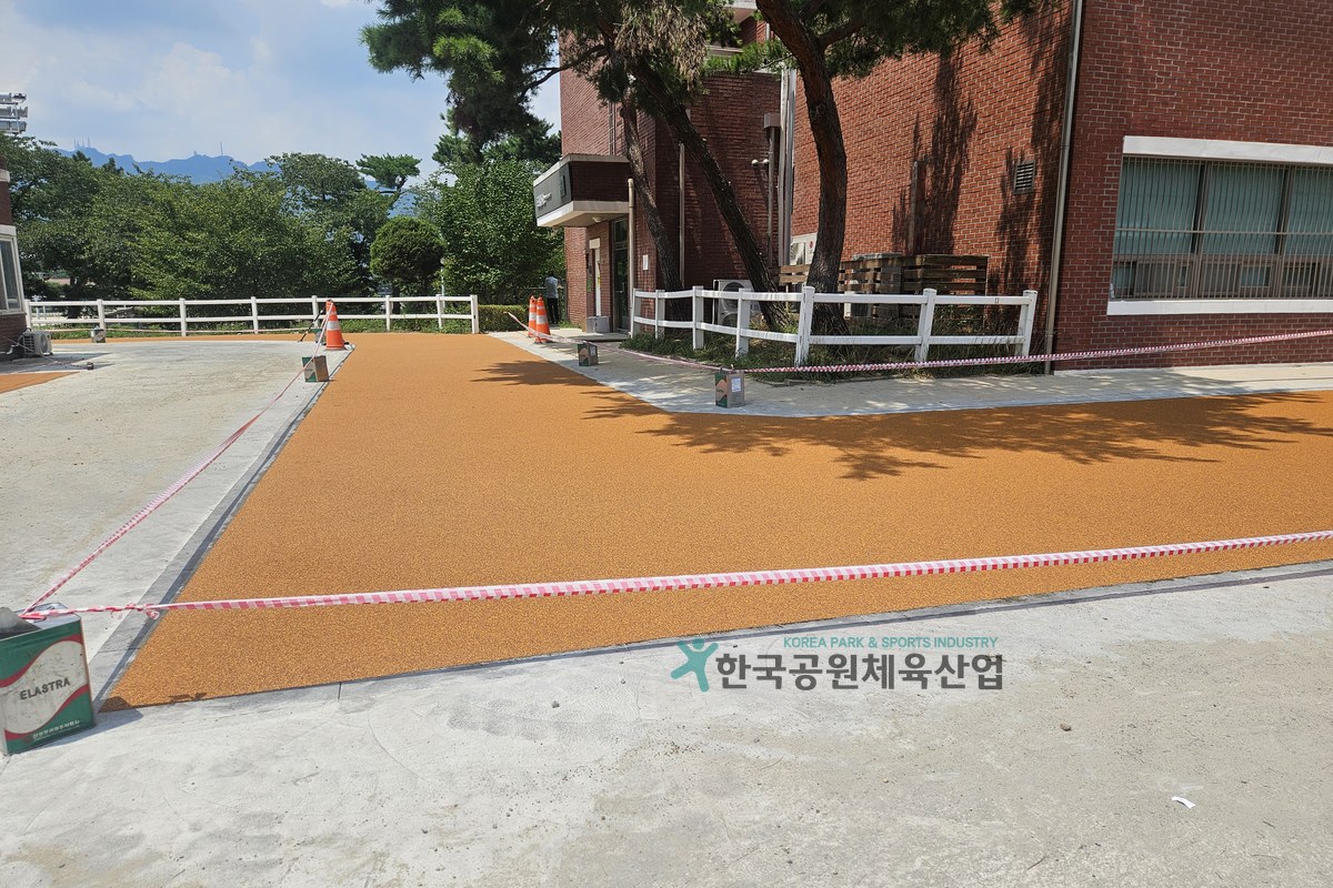 한국공원체육산업 제조 체육시설 탄성포장재 색상 마감 모습