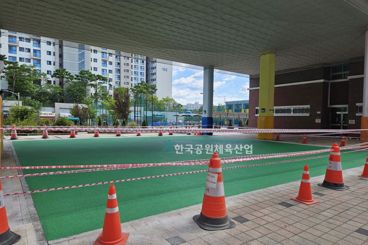 시공 완료 후 학교 체육시설 바닥재 클로즈업