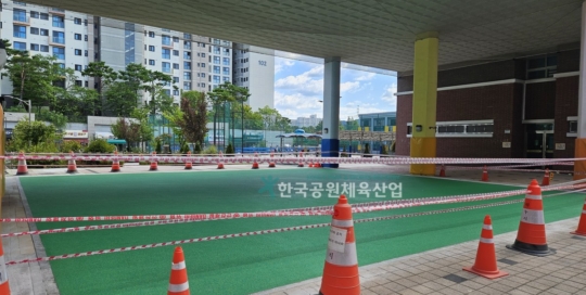 송파 중학교 중정, 친환경 탄성포장재로 새단장