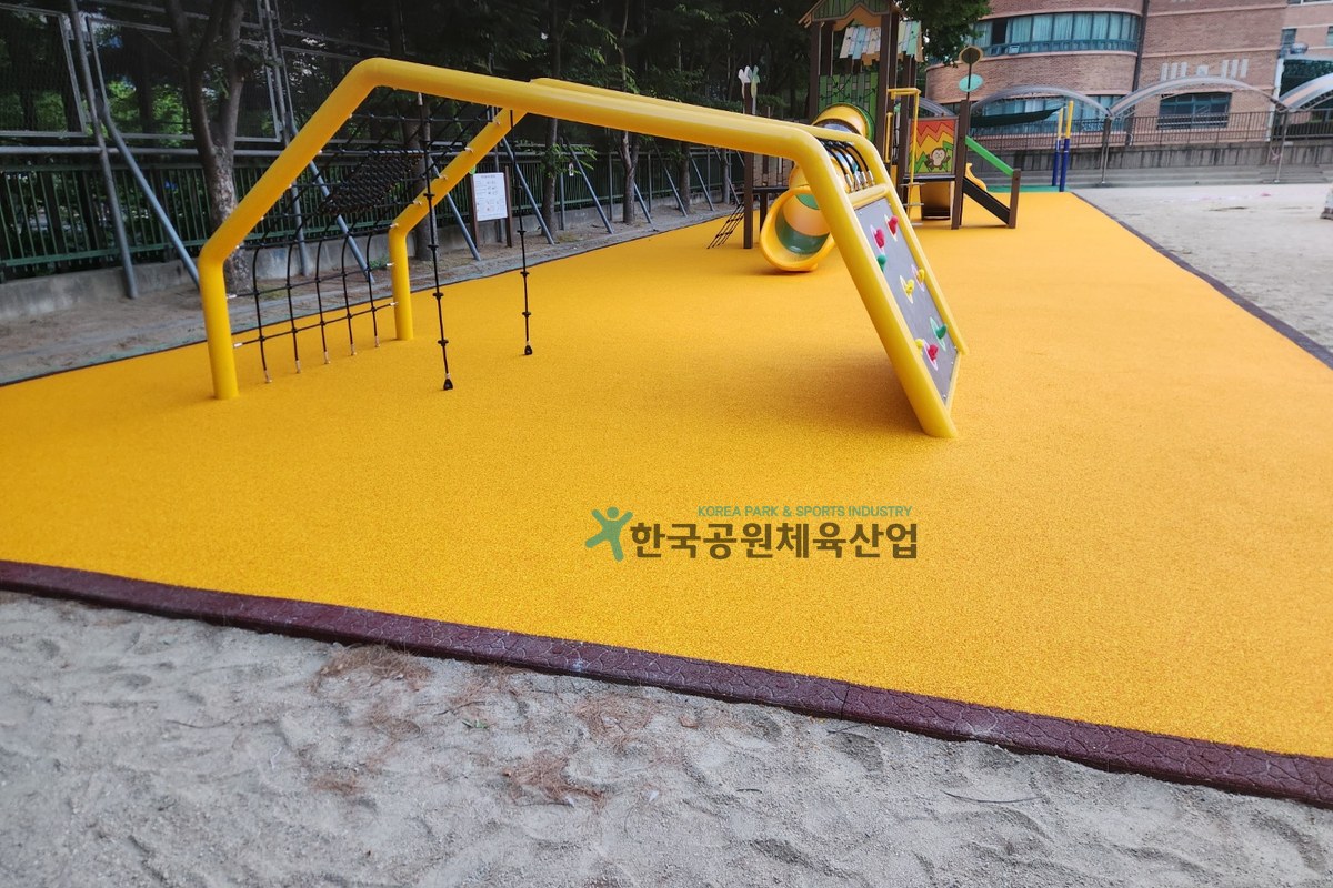 서울상암초등학교 어린이놀이시설 탄성포장재 납품 현장 전경