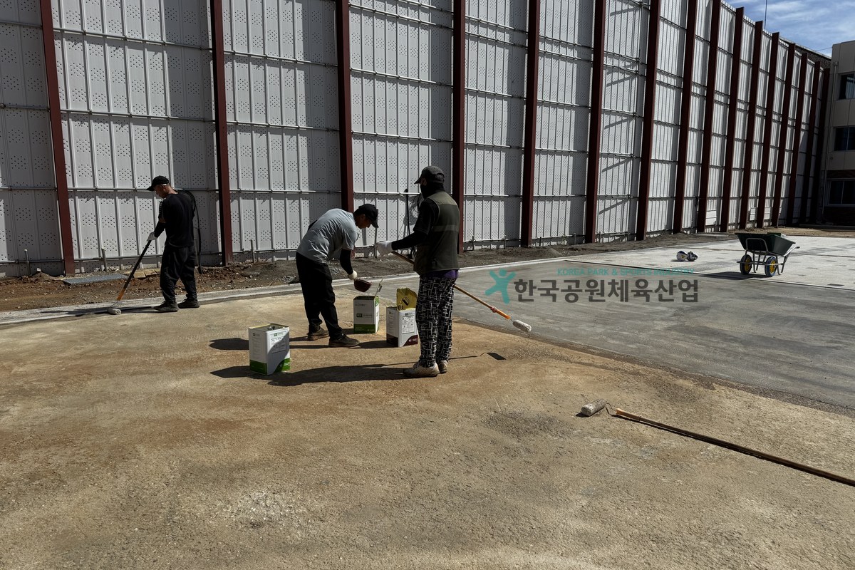 학교 운동장에 시공된 포설형 탄성포장재 모습