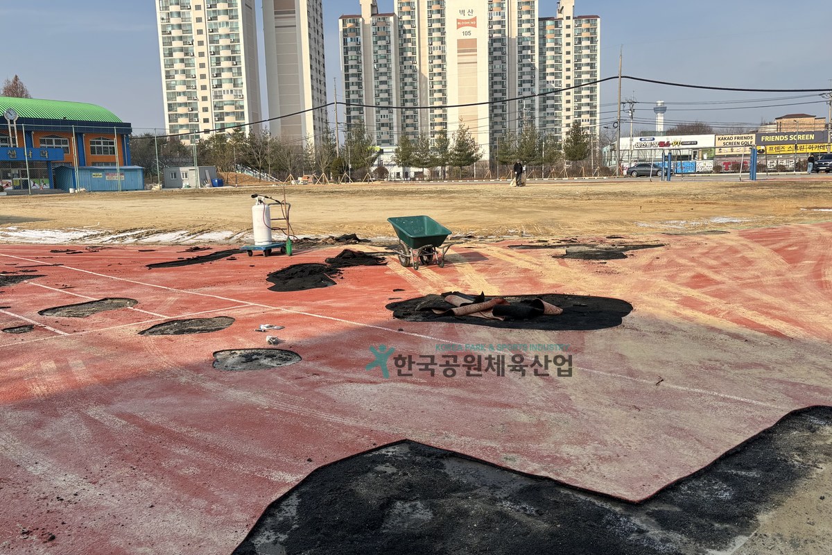 충남 아산시 학교 운동장 탄성포장재 납품 모습