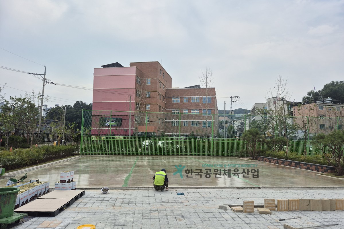 한국공원체육산업 체육시설 탄성포장재 포설 작업 모습
