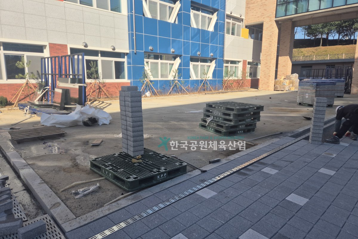삼양초 놀이터 탄성포장재 포설 작업 모습