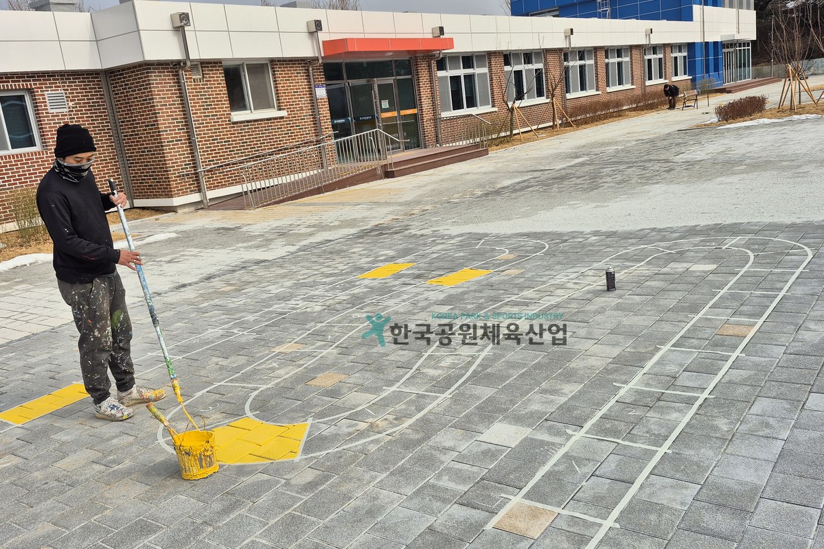 스쿨존 인근 놀이 동선 라인마킹 작업 모습