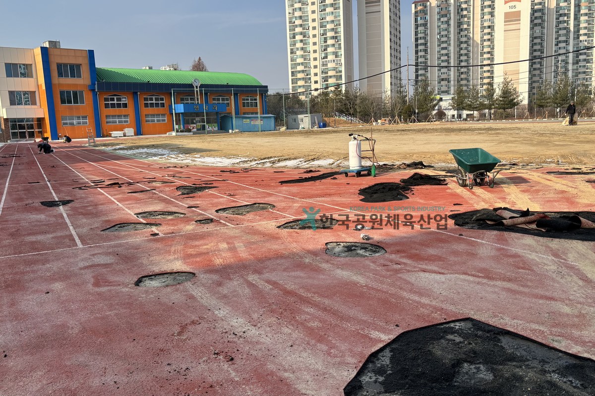 포설형 탄성포장재 자재 반입 장면