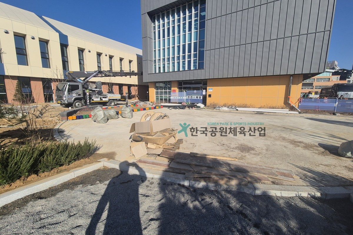 어린이놀이시설 탄성포장재 보조탄성층 시공 장면