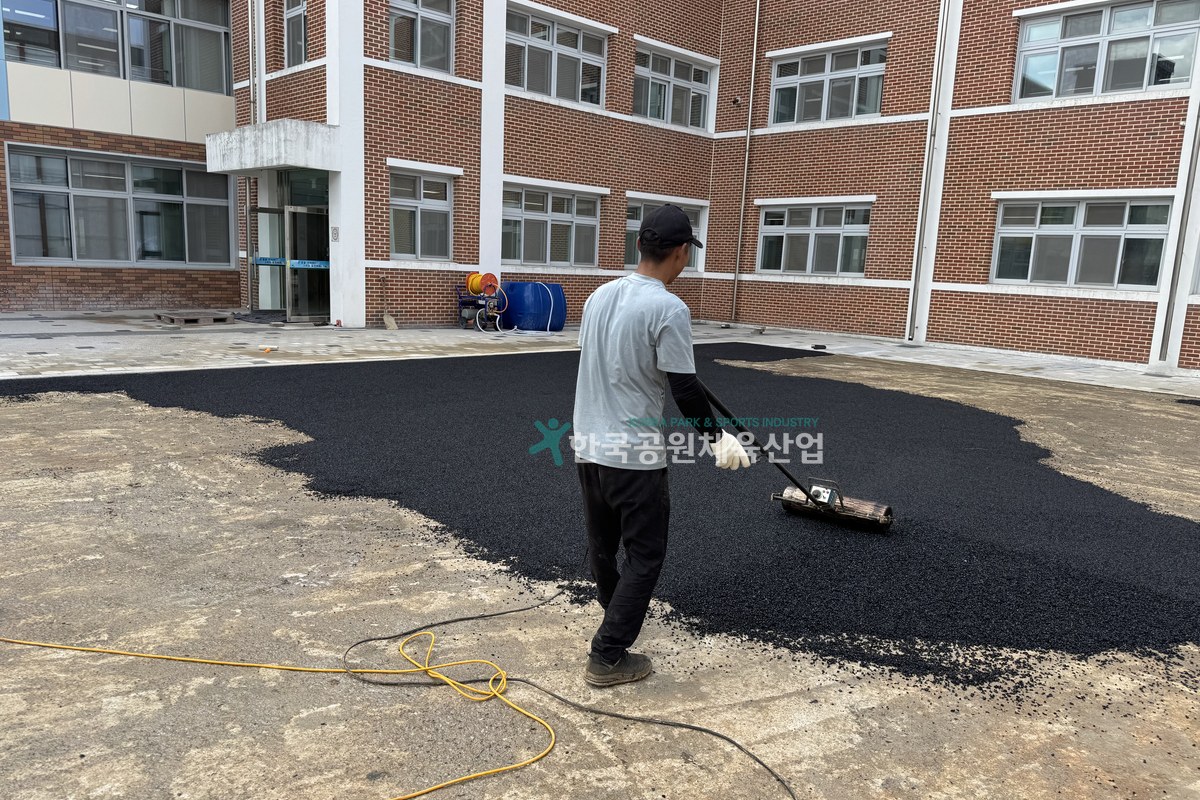 어린이놀이시설 탄성포장재 시공 진행 장면