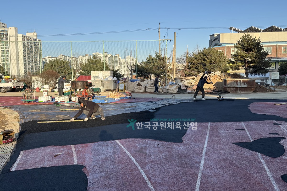 학교 체육시설 트랙 보수 작업 현장