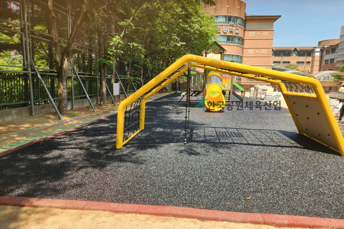친환경 탄성포장재 보조탄성층 포설 과정