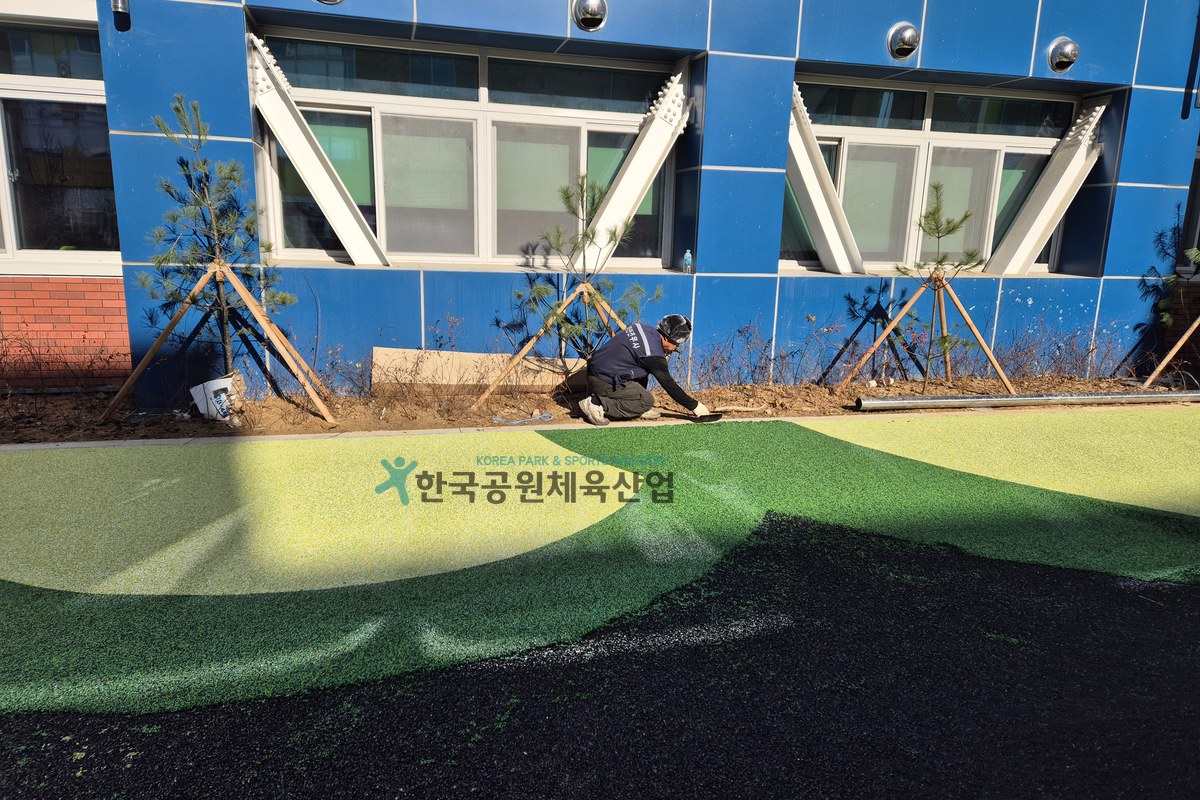 컬러표층 마감 작업 중인 놀이터 바닥재 현장
