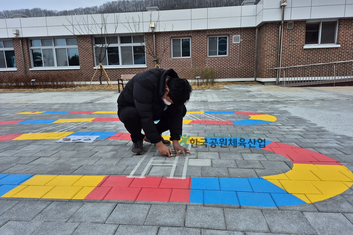 학교 운동장과 연결된 놀이 라인마킹 구간