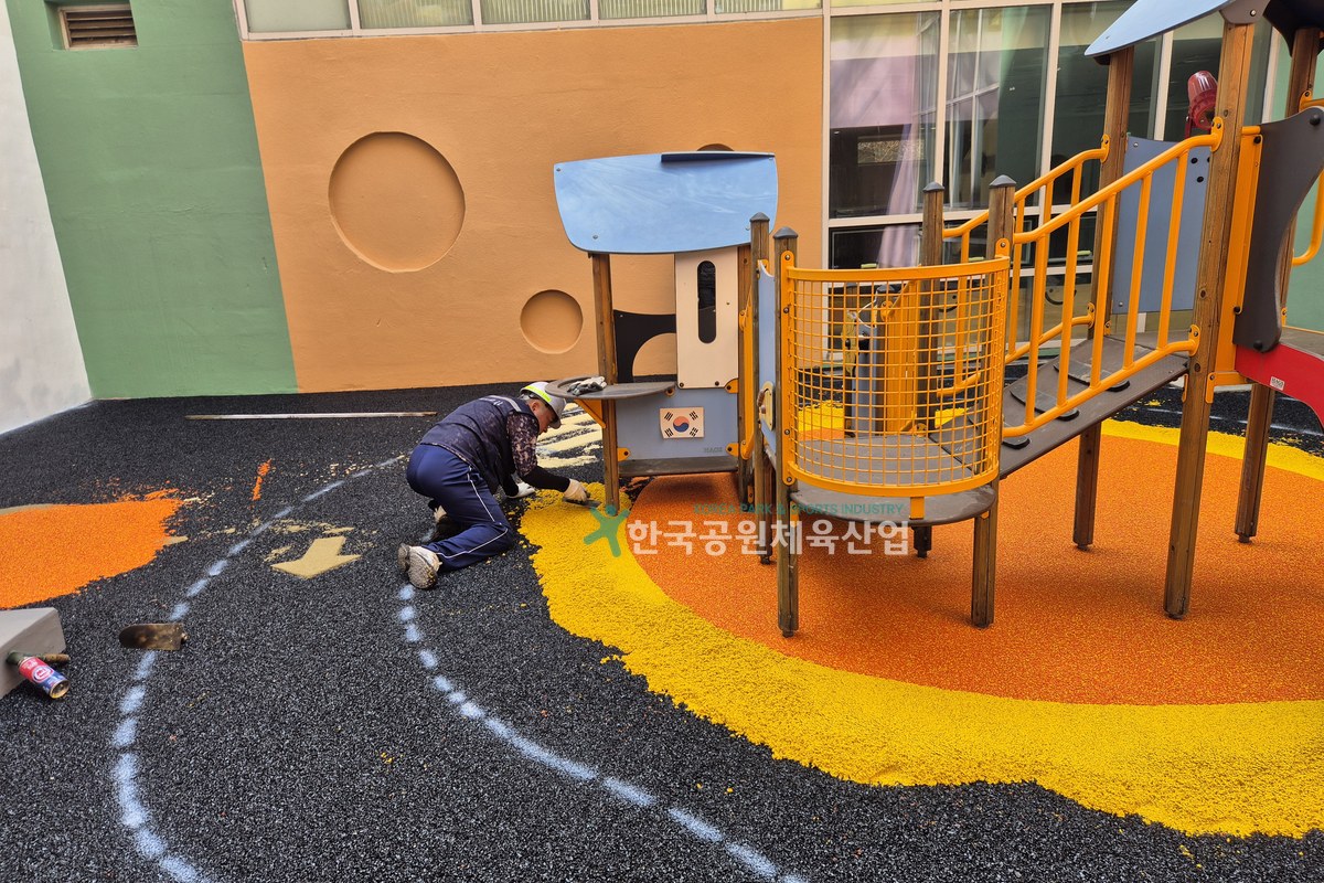 어린이집 놀이시설 안전 바닥재 완성 모습