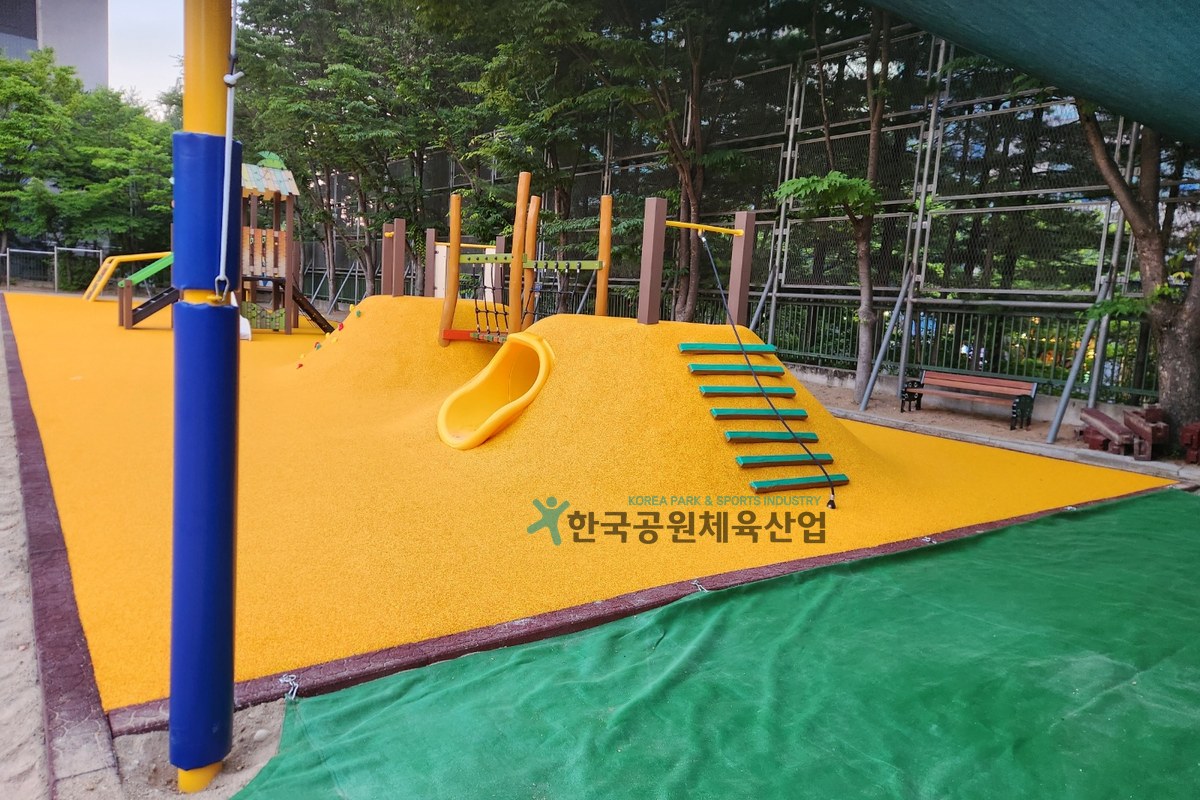 어린이놀이시설 안전 바닥재 근접 디테일 사진