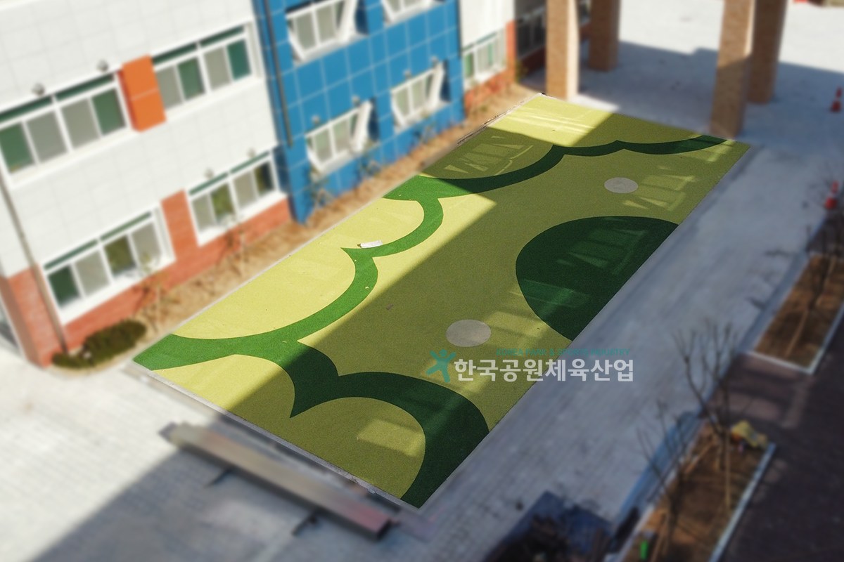 학교 놀이터 탄성포장 시공 완료 후 바닥 디테일