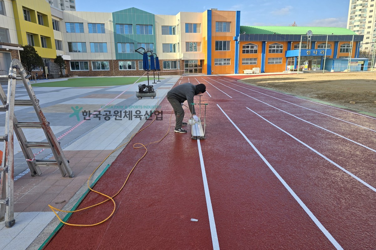학교 운동장 탄성포장 시공 마무리 현장
