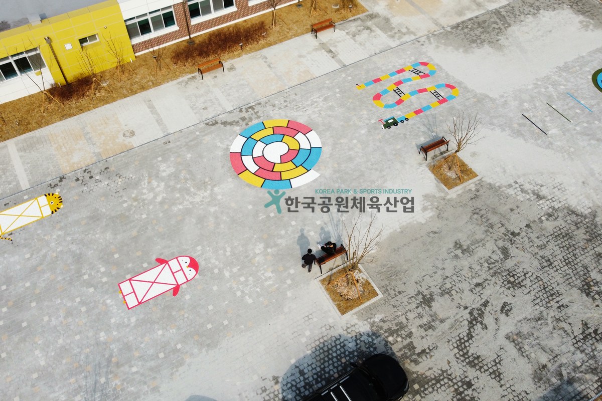충남 학교 놀이터 안전 동선 라인마킹 마무리 전경